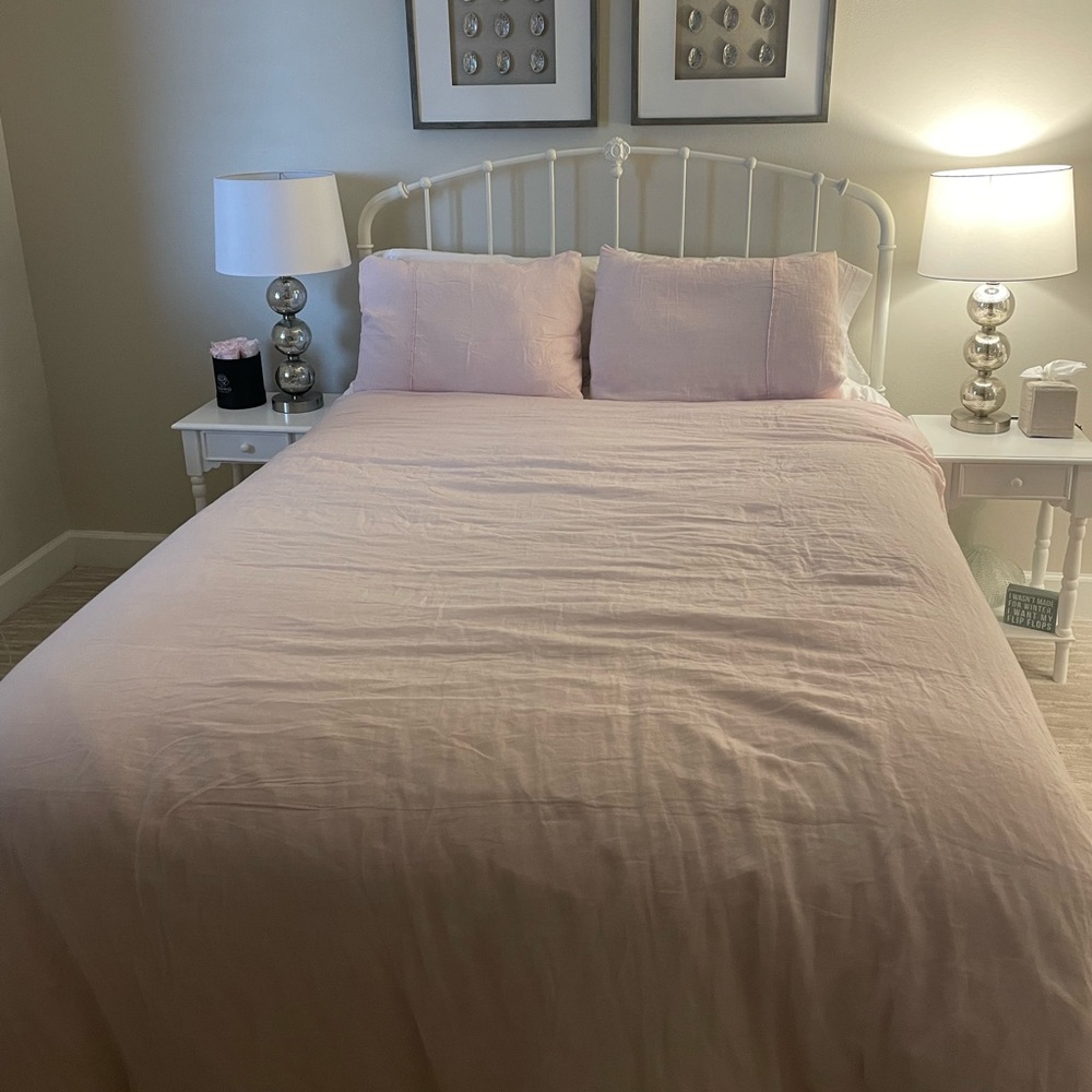 One Queen pink linen duvet/pillow covers